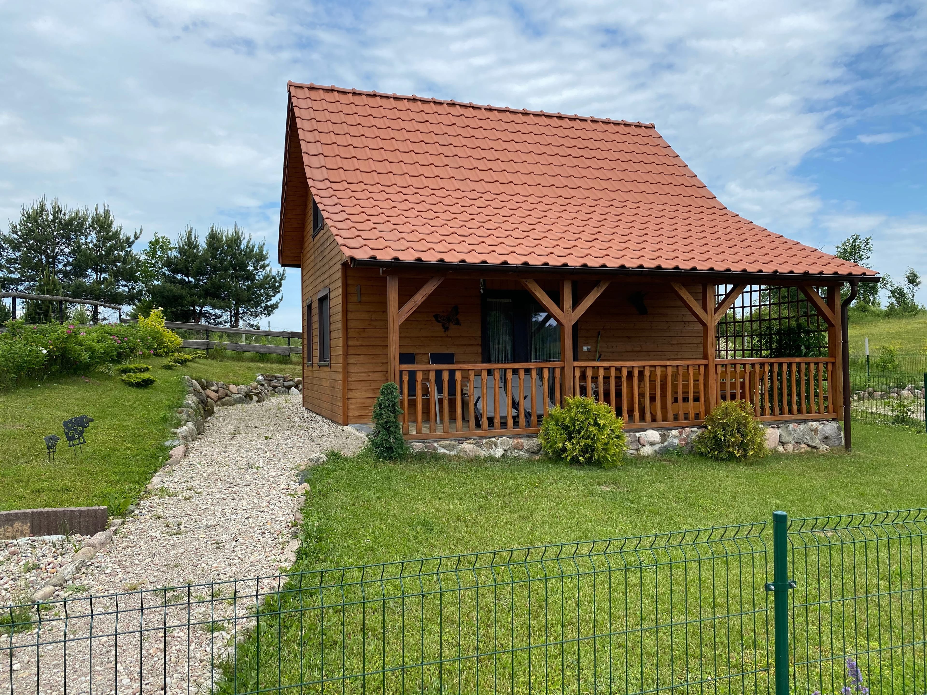 Domek przy ogrodzie